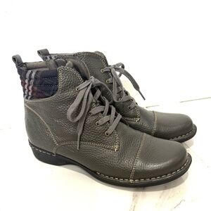 Clarks Gray‎ Whistle Bea Lace Up Boots 8M